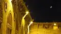 جدران المسجد كما تبدو من داخل الحرم مساءً