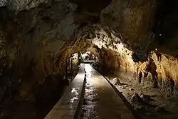 داخل الكهف