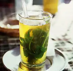 شاي مغربي مقدم مع نبتة النعناع في المغرب وهو أحد أشهر أنواع الشاي في البلد.