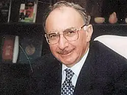 ذوقان الهنداوي نائب رئيس الوزراء وزير التربية والتعليم في مكتبه في رئاسة الوزراء عام 1994