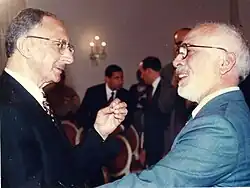 رئيس الديوان الملكي الهاشمي الأستاذ ذوقان الهنداوي بمعية الملك الحسين بن طلال الصورة في الديوان الملكي الهاشمي العامر في نهاية التسعينيات من القرن العشرين