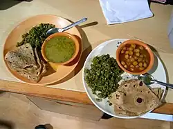 يُتناول الشباتي أيضًا مع أنواع مختلفة من الكاري. ع الفاصوليا الفرنسية. يوجد على اليسار وعاء من فول المونج بالكاري (mung-bean curry)، وعلى اليمين وعاء من حساء التشولي&nbsp;[الإنجليزية] عبارة عن حساء الحمص المتبل.