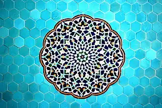 بلاط في مسجد فارسي يحتوي على زخارف هندسية وأرابيسك