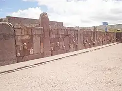 تتكون جدران المعبد شبه الجوفي من أعمدة من الحجر الرملي وحجر منحوت.