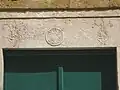 رموز موجودة فوق المدخل.