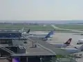 منظر لجزء من الموقف الجنوبي للطائرات في المطار.