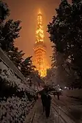 برج طوكيو أثناء تساقط الثلوج.