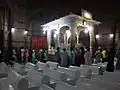 زوار داخل الضريح