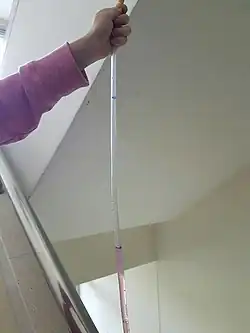 يتم سحب الأنبوب من الدلو إلى الطابق الثالث من المبنى ويتم ملاحظة النقطة التي يتوقف فيها السائل عن الارتفاع.