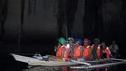 قارب السياحي في كهف نهر بورتو برنسيسا (بالإنجليزية: A tour boat inside the Underground River.)