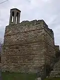 برج بالقرب من الكنيسة