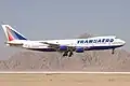 طائرة بوينغ 747-200 لشركة ترانسايرو تهبط في المطار