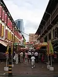 تم تحويل شارع Trengganu&nbsp;&nbsp;[لغات أخرى]‏ إلى مركز للمشاة حيث توجد متاجر تبطن جانبي الشارع ، والتي تتحول إلى سوق ليلي&nbsp;&nbsp;[لغات أخرى]‏ بعد حلول الظلام.