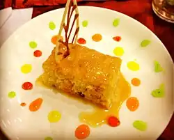 كعكة تري ليتشي (Tres Leche) المزينة، المعروفة بكعكة الألبان الثلاثة.