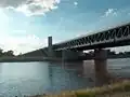 الجسر كما يُشاهد من شواطئ الألب