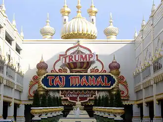 مدخل كازينو Trump Taj Mahal في أتلانتيك سيتي، بتصميم يحاكي تاج محل في الهند.