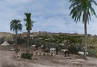 مدينة طولكرم عام 1915 إبان الحُكم العثماني ويظهر جنود عثمانيين أتراك.