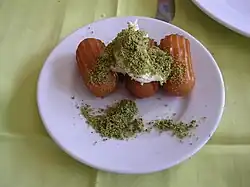 بلح الشام مع القشدة بالفستق