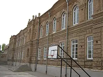 مدرسة تومانيان