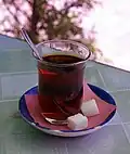 شاي تركي في كأس رفيع مخصر