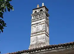 مداخن نموذجية من النمط المحلي.