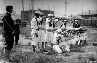 تدريب جنود البحرية الأمريكية على وابل النيران الجماعي عام 1939م.