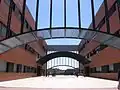 مبنى الفصل الثاني (يمين) ومبنى المختبر الثاني (يسار)، حرم موستولس الجامعي