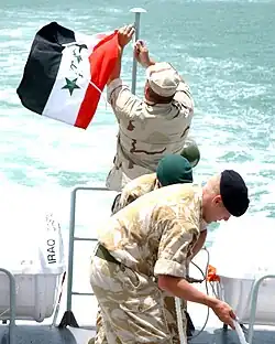 جندي في البحرية العراقية يرفع العلم العراقي.
