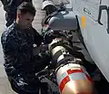 تحميل الطوربيد على مروحية SH-60F Sea Hawk