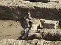 منظر للأنبوب الأيسر الذي كان يجلب الماء إلى المعمودية.