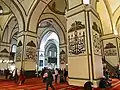 لاحظ ضوء النهار الأبيض وسط الجامع، تحت القبة الزجاجية، عند حوض ماء الوضوء وسط الجامع.