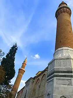 مئذنتا أولو جامع(المئذنة الغربية في يمين الصورة، والشرقية في اليسار)