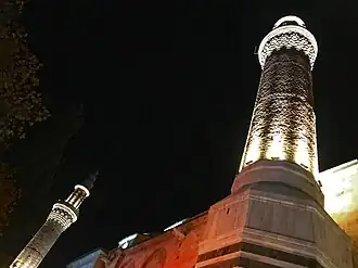 مئذنتا أولو جامع ليلاً