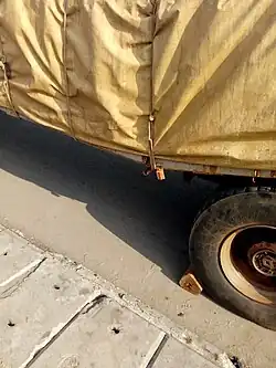 ساندة عجلة الموضوعة تحت عجلة السيارة.