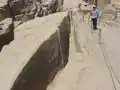 الحفرات حول المسلة الغير كاملة