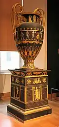 إناء على الطراز الإمبراطوري مع قاعدة؛ 1804-1806؛ صفيحة مطلية وبرونز مذهّب؛ الارتفاع: 1.80 م، العمق: 0.95 م؛ اللوفر