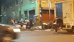 مجموعة من الفنزويليين يأكلون من القمامة في أيار / مايو 2018