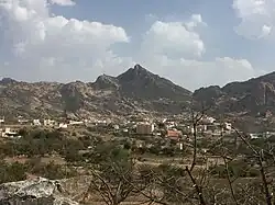 منظر قبيلة حوالة ويظهر جبل أثرب