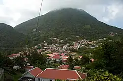 صورة توضح القرية في اسفل جبل سينيري