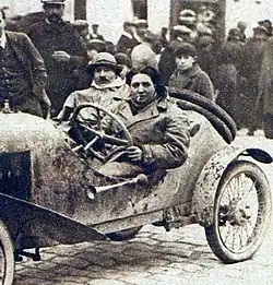 Violette Morris, cigarette à la bouche, au volant de sa voiture.