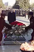 الرئيس فلاديمير بوتين يضع إكليلا من الزهور على النصب التذكاري.