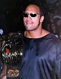 دوين جونسون con la versione Smoking Skull creata per ستون كولد ستيف أوستن