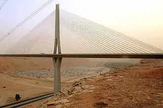 الجسر المعلق يقطع وادي لبن.