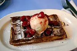 وافل بروكسل (Brussels waffle) بالفراولة والمثلجات.