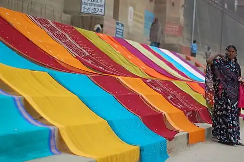 عاملة غسيل ثياب في فاراناسي على نهر الغانج