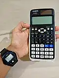 ساعة TS-150 (يسار) وآلة حاسبة علمية FX-991EX (يمين)