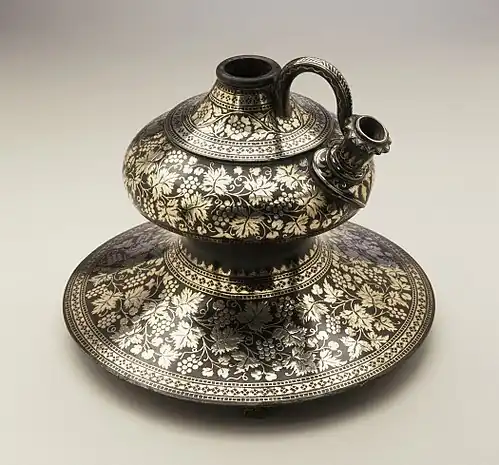 جرة مياه من عام 1775 معروضة في متحف مقاطعة لوس أنجلوس للفنون.