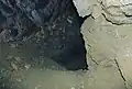 بئر من صنع الإنسان بجانب الكهف.