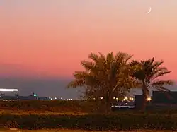 أهلًا رمضان، صورة لشجر النخيل مع الهلال الذي يشير لبداية شهر رمضان.