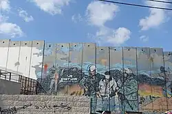 جدارية في الضفة الغربية تتضمن عبارة "لا يمكننا أن نعيش لذلك نحن ننتظر الموت"